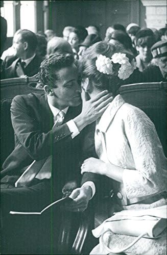 Vintage fotó, Irina Demich férj megcsókolja az arcát.