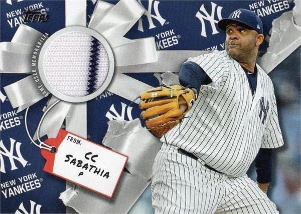 CC Sabathia játékos kopott jersey-i javítás baseball kártya (New York Yankees) 2018 Topps Walmart Holiday WHRCS csíkos